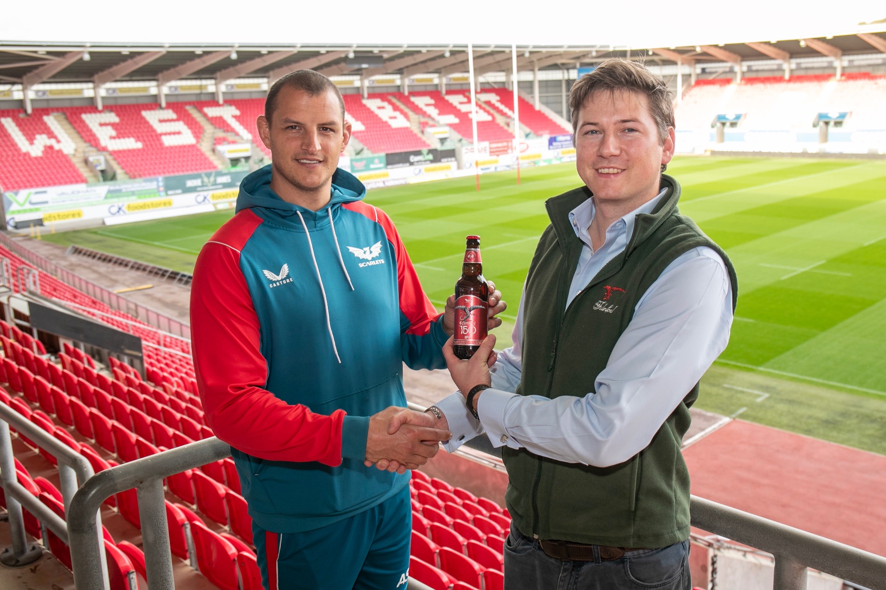 Ryan Rees Felinfoel Rygbu Scarlets and Felinfoel unveil 150th anniversary ale - Scarlets Rugby