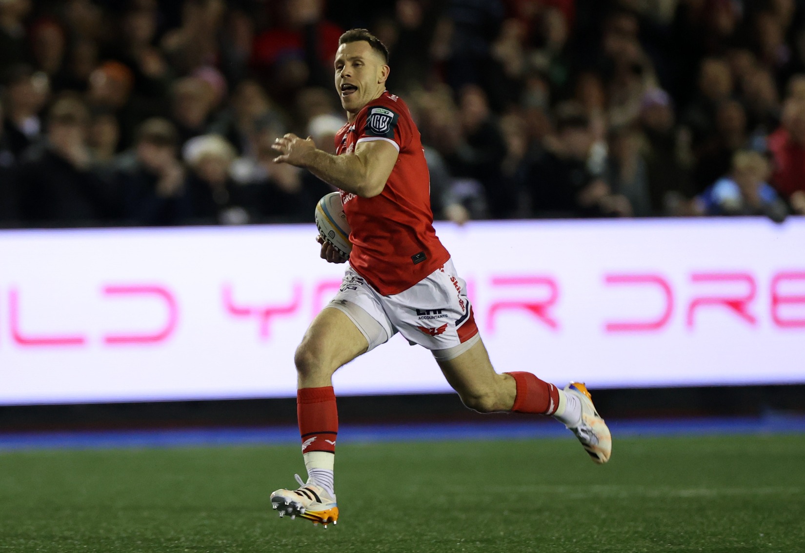 Scarlets Sign Scarlets great Gareth Davies signs contract extension for 19th season ...